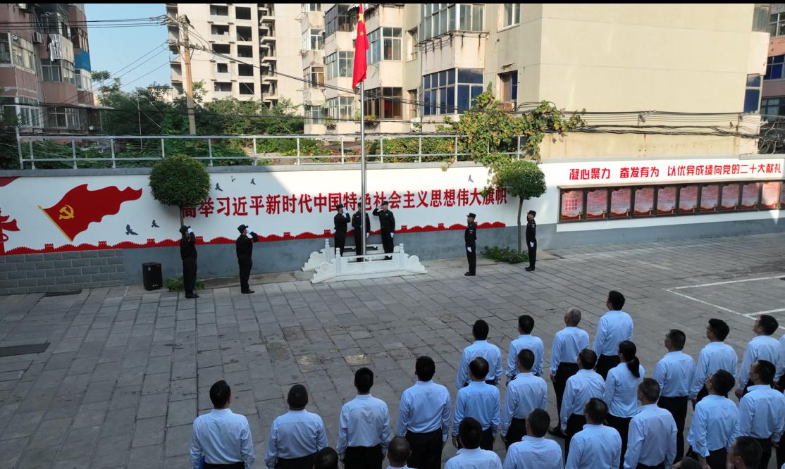 國(guó)旗飄揚(yáng)慶華誕　凝心聚力促發(fā)展